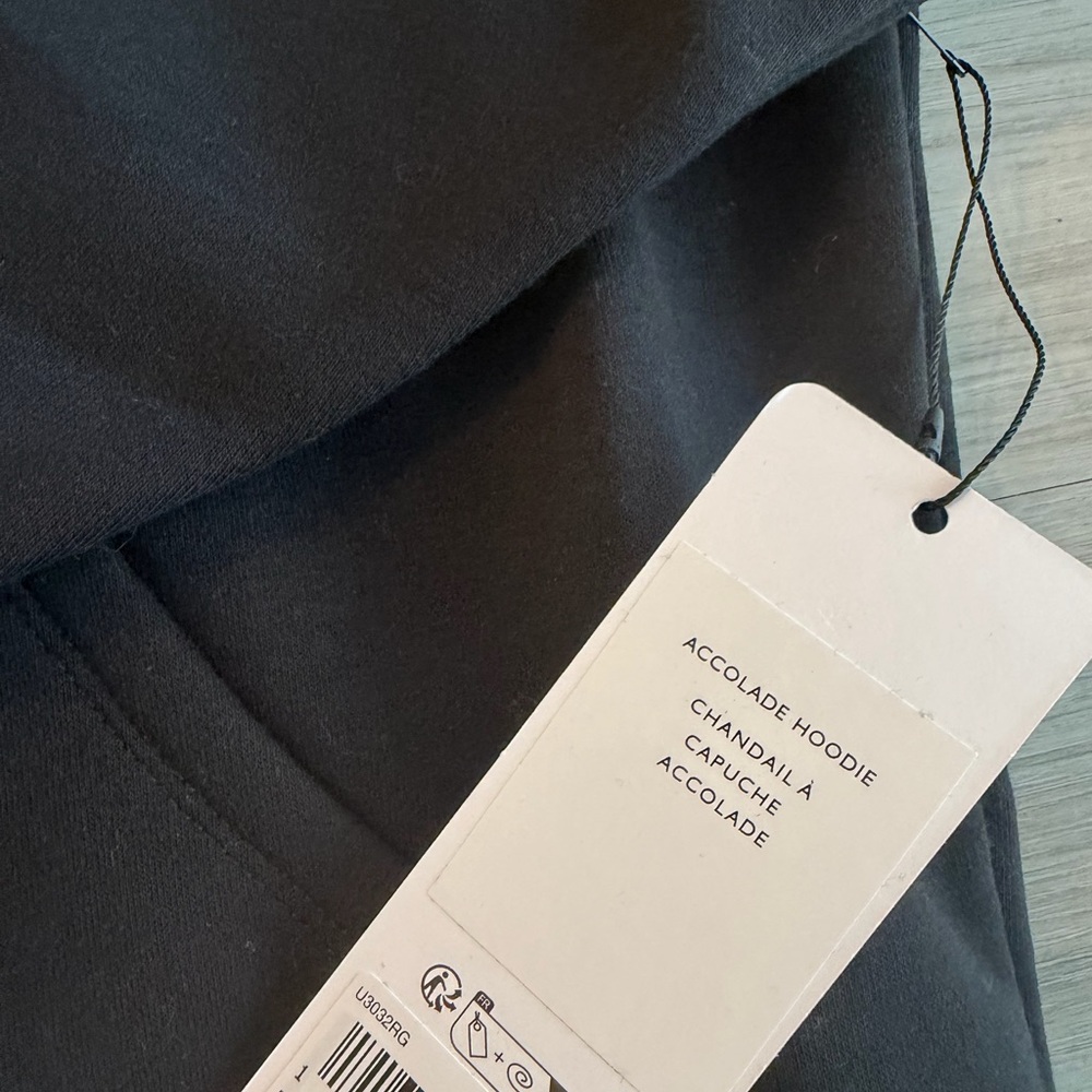 ALO Yoga Accolade Black Hoodie with Small White Logo - Picture 2 of 3